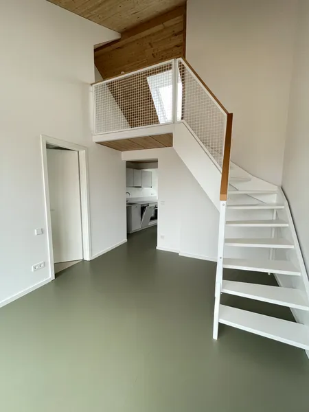 Einzimmerwohnung im Dachgeschoss mit Einbauküche — photo 1